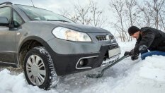 Как да извадите автомобил, заседнал в снега