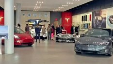 Tesla привлича клиенти с парични бонуси