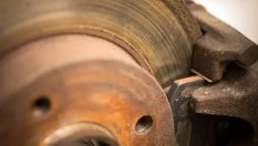 Опасно ли е да се кара с ръжда по спирачките?