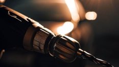 Защо някои шофьори пробиват дупки във вратите на автомобила