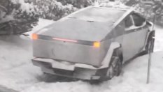 Заседнал в снега Tesla Cybertruck се превърна в хит в мрежата