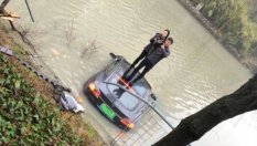Tesla Model S сама скочи в река (ВИДЕО)