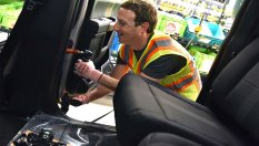 Основателят на Facebook се учи да сглобява пикапи