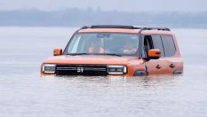 Китайски джип преплава река Яндзъ на собствен ход