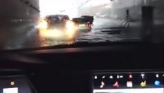 С електрическа кола при наводнение - видео