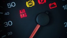 Защо лампата на еърбега често светва през есента?