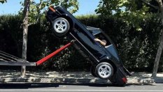 Автомобил за милиони падна от автовоз