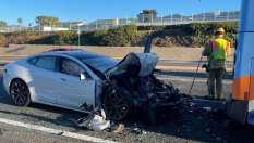 Tesla ускори сама и блъсна 20 души в Париж