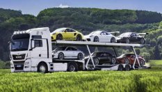 Автовоз се продава с шест Porsche-та върху него