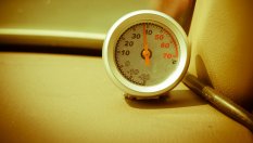 Как да се спасим от жегата в автомобила – важни съвети!