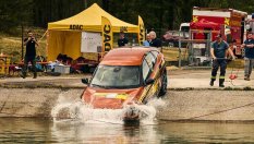 Кой автомобил е по-опасен при падане във вода - EV или ДВГ?