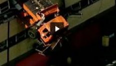 Боклукчийски камион увисна от втория етаж (Видео)