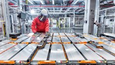 С батерия на шията