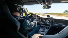 Вижте как Porsche Panamera Turbo S поставя рекорд за скорост