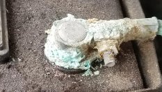 Не използвайте сода, за да премахнете корозията от клемите на акумулатора