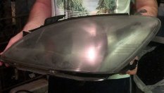 Защо фаровете на колите масово помътняват