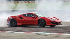 Възрастен шофьор на Twingo потроши ново Ferrari
