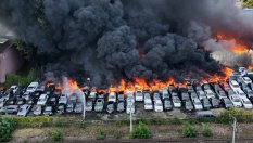 Пожар превърна паркинг на летище в ад