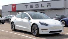 Водещ акционер в Tesla продава акции в очакване на огромен срив