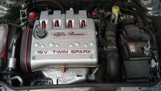 Защо някои двигатели имат по две свещи на цилиндър