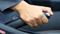 Как сами да отстраним проблем с ръчната спирачка