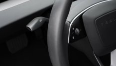Tesla си призна грешката – връща класическите мигачи на Model 3