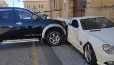 Ядосан полицай разби с пикап колата на шефа си