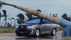 Луксозният SUV на BYD издържа удар от падащо дърво