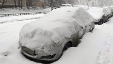 Трябва ли да почистваме колата от сняг, ако не се кара дълго време?