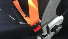 Защо в камиони и микробуси се поставят ярки предпазни колани?