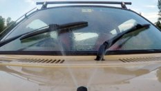 Мистерия: къде отива течността за чистачки, ако под колата няма локви?