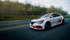 Renault Megane R.S. Trophy-R отново е кралят на "Нюрбургринг" (ВИДЕО)