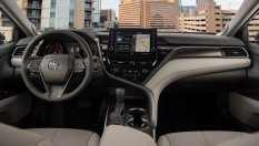 Toyota вкарва над милион коли в сервиза и моли хората да не сядат до шофьора