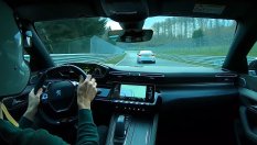 Peugeot 508 PSE не отстъпи на BMW M2 на "Нюрбургринг"