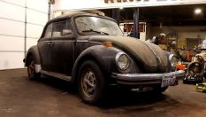 Много рядък VW Beetle беше открит зарязан в стар хангар