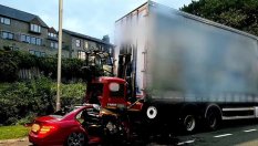 Mercedes се разби със 100 км/ч, шофьорът по чудо е жив