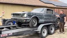 Изоставен култов автомобил престоя половин век на улицата