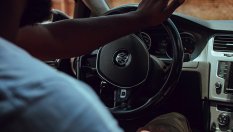 Експерти посочиха каква е безопасната скорост при управление с една ръка