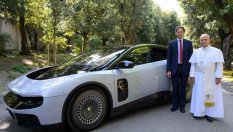 Папата седна зад волана на електрическото Ferrari
