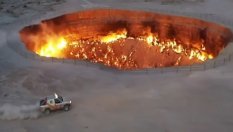 Президентът на Туркменистан дрифти край "Вратата към ада"