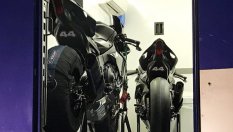 Хамилтън падна на тест на супербайк