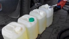 Защо е забранено да се сипва гориво в пластмасови туби?