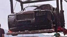 Милиардер паркира Rolls Royce Ghost в хола си на 44-ия етаж