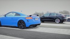 Може ли Audi TT да надбяга Tesla Model 3? (ВИДЕО)