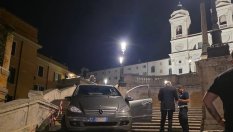 80-годишен слезе с Mercedes по Испанските стълби в Рим