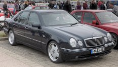 Защо някои Mercedes-и имат "таен" лост на чистачките