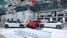 Какво се случва, когато две коли ударят китайски електромобил с 60 км/ч