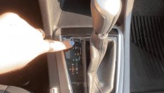 За какво служи малкият бутон до лоста за скорости на автоматика