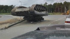 Само в Русия: камион изтърси на пътя... танк