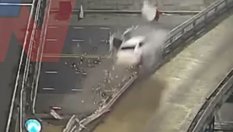 Шофьор оцеля при катастрофа със 170 км/ч (ВИДЕО)